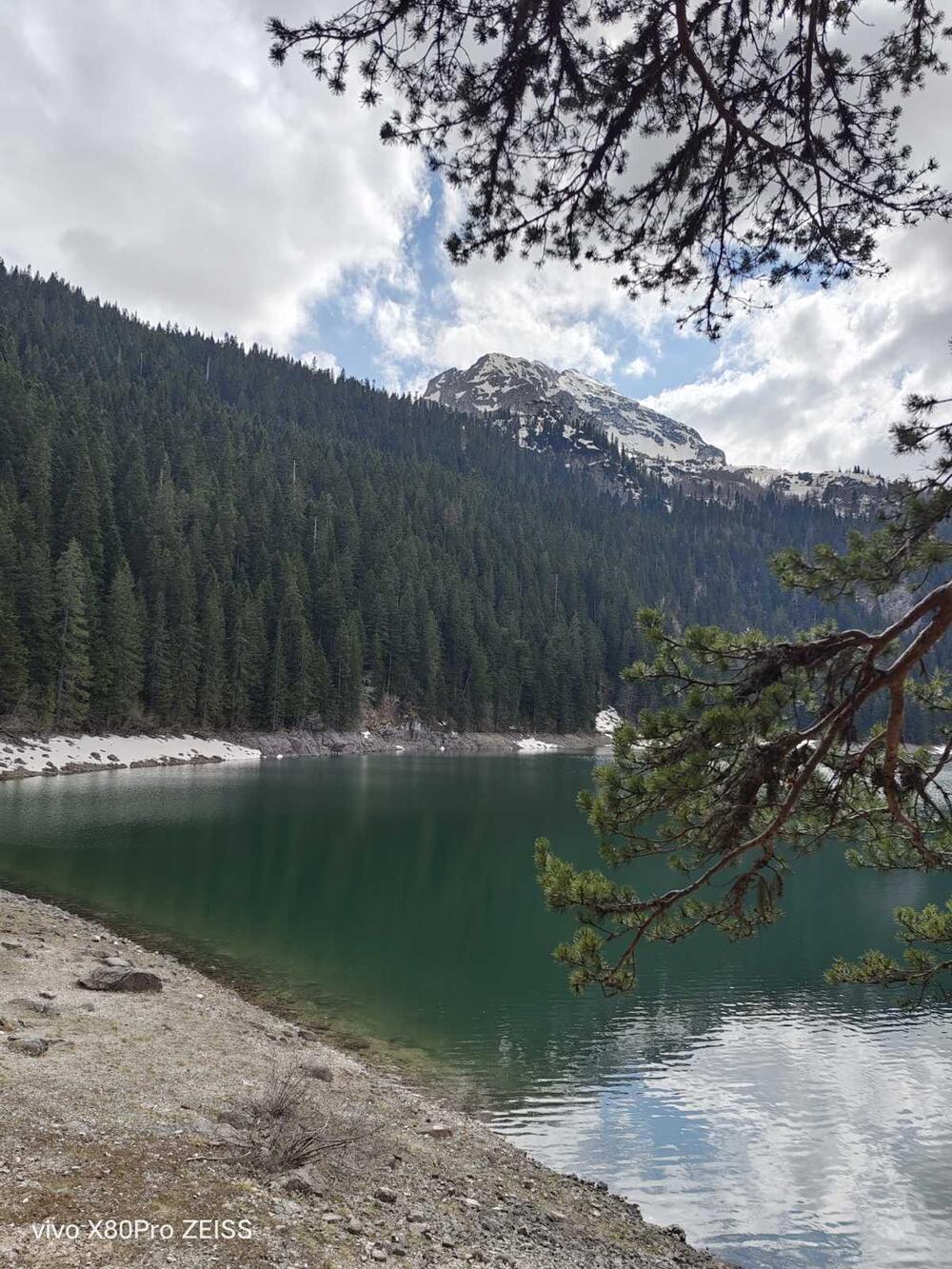 <p>Horizontalno zaključana stabilizacija- 360 gimbal sistem koji u modu fiksiranja "horizontalne linije" omogućava da telefon zarotirate za 360 stepeni, ali ćete i dalje imati ravnu sliku, cinematic mode za video snimke kao iz filma, zvjezdano nebo…sve se to može isprobati</p>