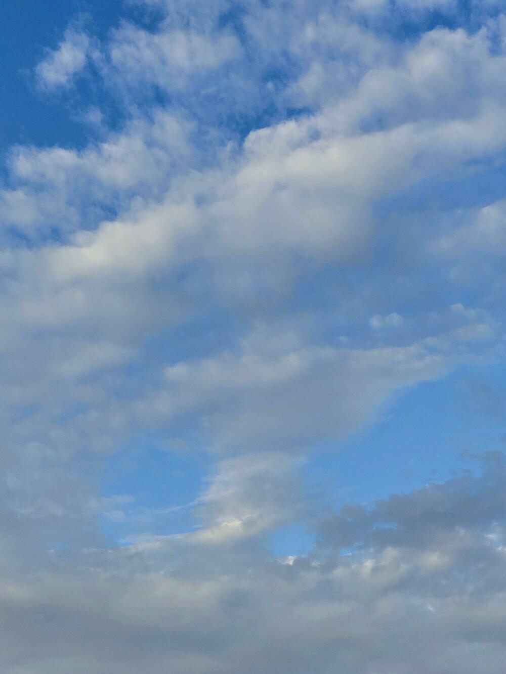 <p>Horizontalno zaključana stabilizacija- 360 gimbal sistem koji u modu fiksiranja "horizontalne linije" omogućava da telefon zarotirate za 360 stepeni, ali ćete i dalje imati ravnu sliku, cinematic mode za video snimke kao iz filma, zvjezdano nebo…sve se to može isprobati</p>