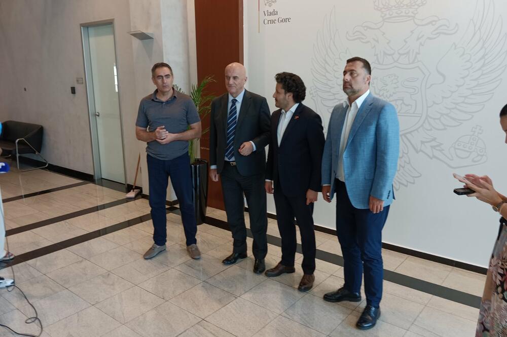 Sa presa nakon sastanka u Vladi, Foto: Dušan Cicmil