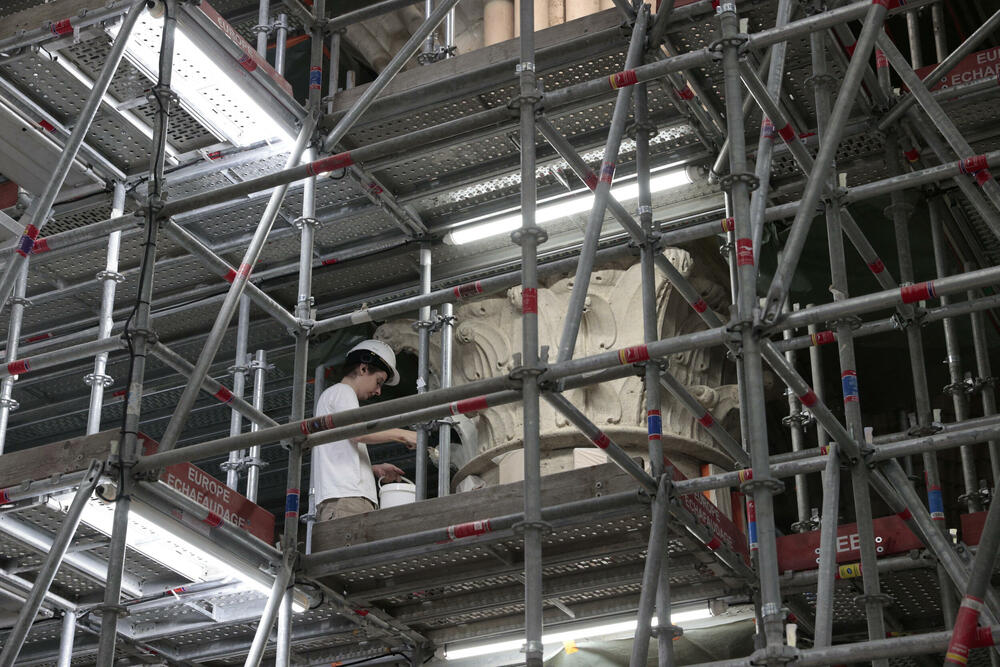 <p>Restauracija Notr Dama koštala je 850 miliona eura, a prije požara primao je gotovo 12 miliona posjetilaca godišnje</p>