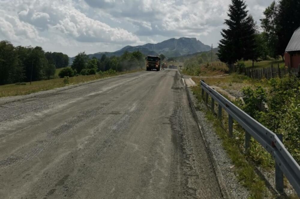 Asfalt skinut sa jednog od najmlađih crnogorskih puteva, Foto: Slavko Radulović