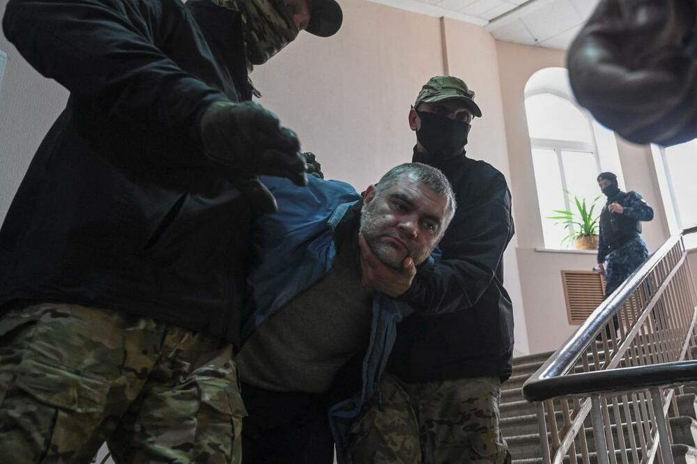 Pripadnici FSB dovode na sud navodnog ukrajinskog borca, Foto: Rojters