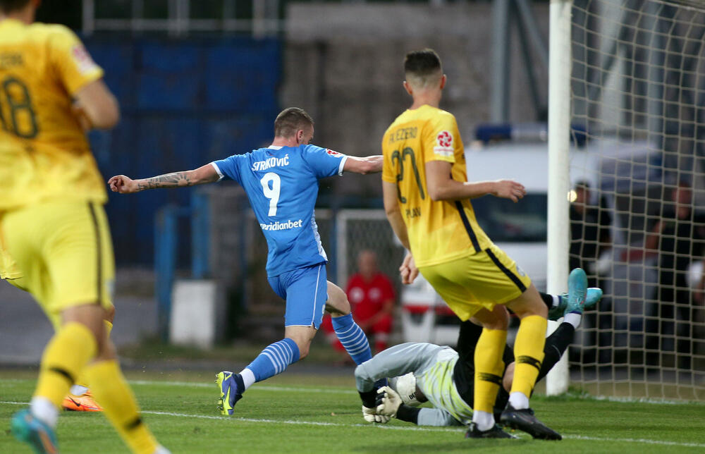 Striković postiže gol protiv Jezera u Nikšiću u prvom dijelu sezone