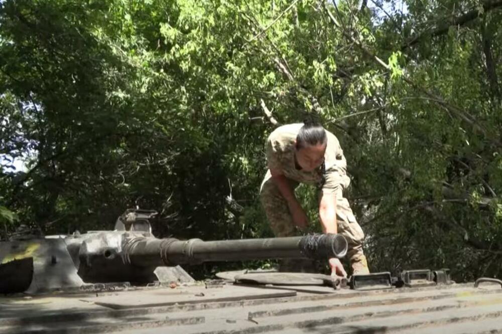 Karina ulazi u svoj tenk, Foto: Printscreen YouTube/AFP