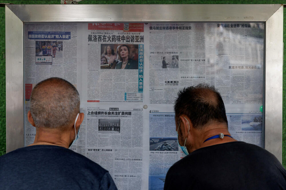 Građani Pekinga čitaju vijesti o turneji Nensi Pelosi, Foto: Rojters