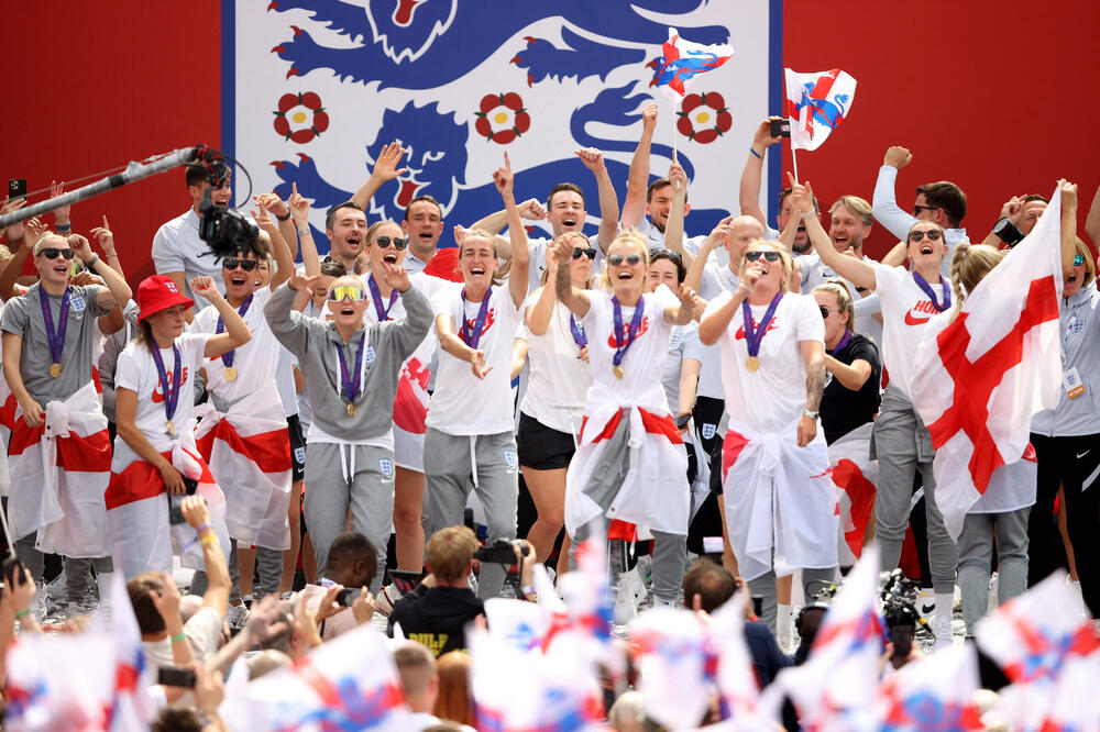 Šampionke Evrope: engleske fudbalerke slave pred nekoliko  desetina hiljada navijača na londonskon Trafalgar skveru, Foto: MOLLY DARLINGTON