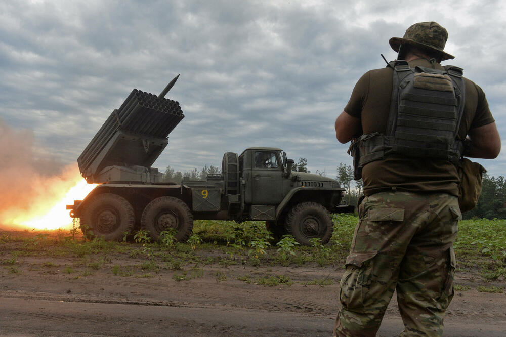 Ukrajinski vojnik puca iz višecjevnog raketnog sistema 'BM21 Grad' u Harkovskoj oblasti