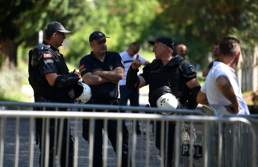 <p>"Ovo nisu interesi građana. Ovo nije ni interes Srba u Crnoj Gori. Crnogorski narod pruža im ruku da gradimo stabilniju, evropsku Crnu Goru", rekao je Zeković</p>