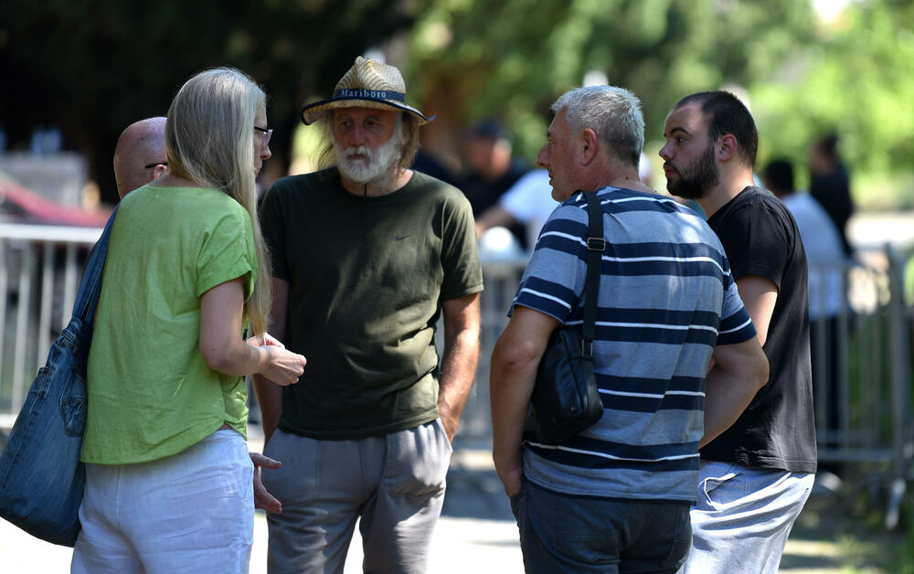 <p>"Ovo nisu interesi građana. Ovo nije ni interes Srba u Crnoj Gori. Crnogorski narod pruža im ruku da gradimo stabilniju, evropsku Crnu Goru", rekao je Zeković</p>