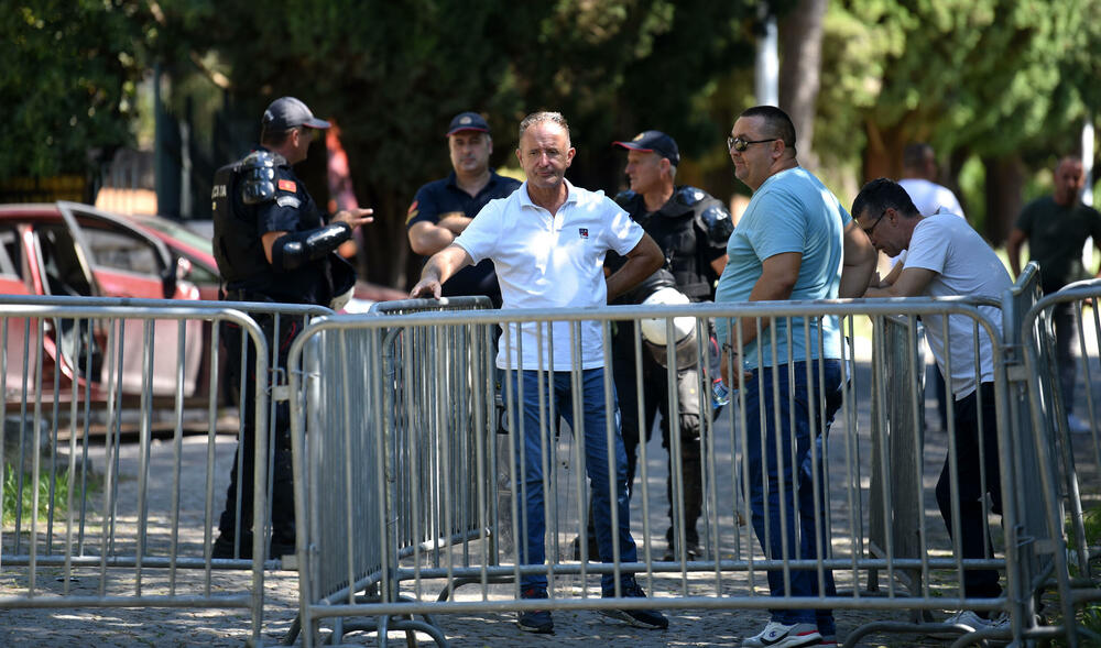 <p>"Ovo nisu interesi građana. Ovo nije ni interes Srba u Crnoj Gori. Crnogorski narod pruža im ruku da gradimo stabilniju, evropsku Crnu Goru", rekao je Zeković</p>