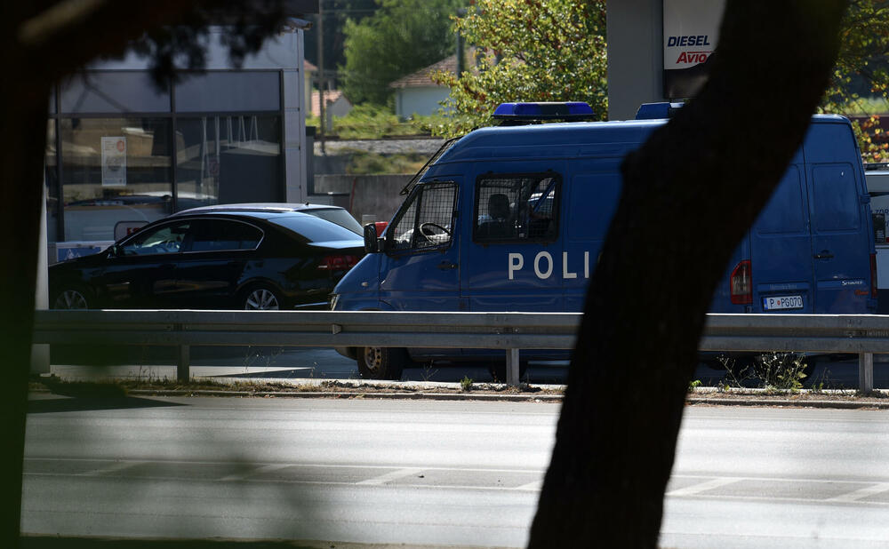 <p>"Ovo nisu interesi građana. Ovo nije ni interes Srba u Crnoj Gori. Crnogorski narod pruža im ruku da gradimo stabilniju, evropsku Crnu Goru", rekao je Zeković</p>