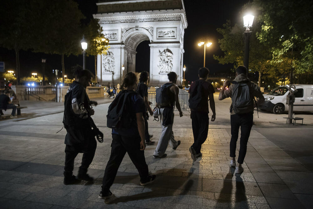 Francuski aktivisti tokom akcije gašenja svjetala