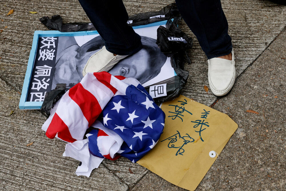 Protest protiv posjete Nensi Pelosi Tajvanu ispred konzulata SAD u Hong Kongu