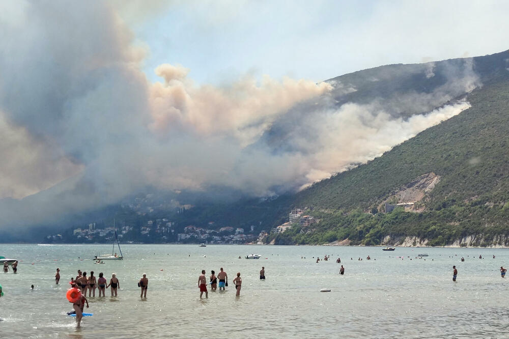 Kupanje u Boki nije prekinuo ni gusti dim sa Njivica, Foto: Reuters