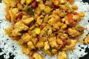 Ukusno: Kineska piletina sa povrćem i kikirikijem u kari sosu