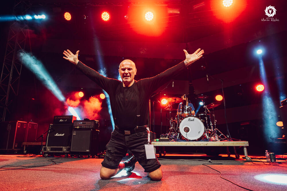 <p>„Momak i ja smo čuli za ovaj festival i o lijepoj prirodi okoline Nikšića, tako da nas je to privuklo. Osim toga gledamo da iskoristimo ovo ljeto pred fakultet koliko god možemo. Mislili smo da budemo jednu noć ovdje, ali kad smo vidjeli sve ovo ostaćemo sve tri noći festivala. Najviše smo došli zbog Marka Nastića, ali i ostatak programa je super, posebno Metalika tribute bend“, kazala je Katarina Janković iz Trebinja</p>