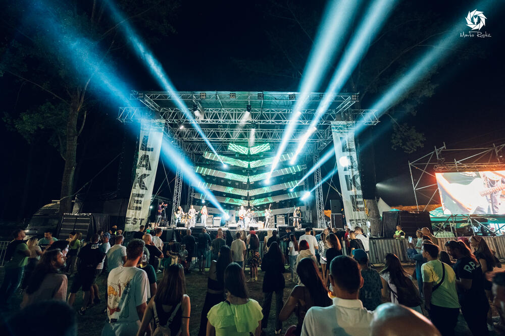 <p>„Momak i ja smo čuli za ovaj festival i o lijepoj prirodi okoline Nikšića, tako da nas je to privuklo. Osim toga gledamo da iskoristimo ovo ljeto pred fakultet koliko god možemo. Mislili smo da budemo jednu noć ovdje, ali kad smo vidjeli sve ovo ostaćemo sve tri noći festivala. Najviše smo došli zbog Marka Nastića, ali i ostatak programa je super, posebno Metalika tribute bend“, kazala je Katarina Janković iz Trebinja</p>