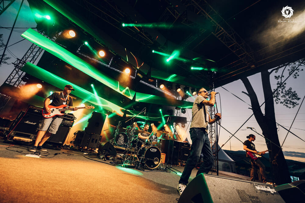 <p>„Momak i ja smo čuli za ovaj festival i o lijepoj prirodi okoline Nikšića, tako da nas je to privuklo. Osim toga gledamo da iskoristimo ovo ljeto pred fakultet koliko god možemo. Mislili smo da budemo jednu noć ovdje, ali kad smo vidjeli sve ovo ostaćemo sve tri noći festivala. Najviše smo došli zbog Marka Nastića, ali i ostatak programa je super, posebno Metalika tribute bend“, kazala je Katarina Janković iz Trebinja</p>