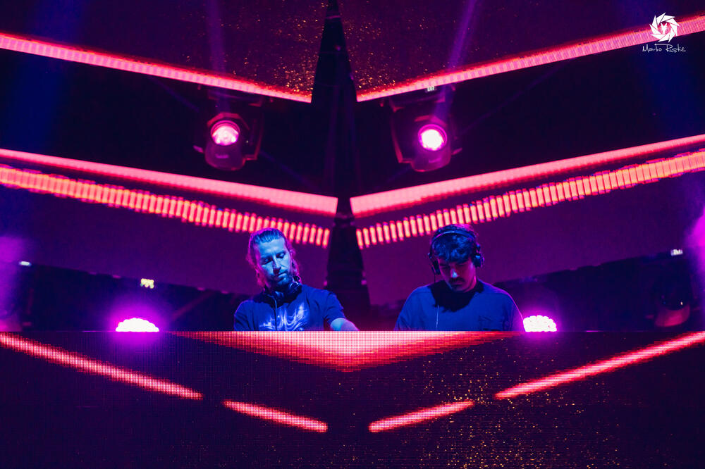 <p>„Momak i ja smo čuli za ovaj festival i o lijepoj prirodi okoline Nikšića, tako da nas je to privuklo. Osim toga gledamo da iskoristimo ovo ljeto pred fakultet koliko god možemo. Mislili smo da budemo jednu noć ovdje, ali kad smo vidjeli sve ovo ostaćemo sve tri noći festivala. Najviše smo došli zbog Marka Nastića, ali i ostatak programa je super, posebno Metalika tribute bend“, kazala je Katarina Janković iz Trebinja</p>