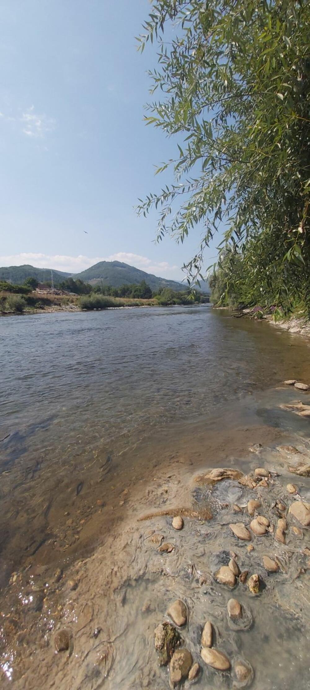 <p>"Obilaskom nekoliko kolektorskih cijevi, kao i obilaskom djelova lijeve i desne obale vodotoka Lima, opština Bijelo Polje, nije se mogao utvrditi izvor ekološkog akcedenta", kazao je inspektor za vode, Uprave za inspekcijske poslove Dragan Šekularac</p>