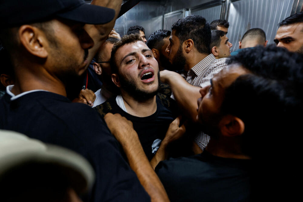 Ljudi ispred bolnice u Gaza Sitiju, Foto: Reuters