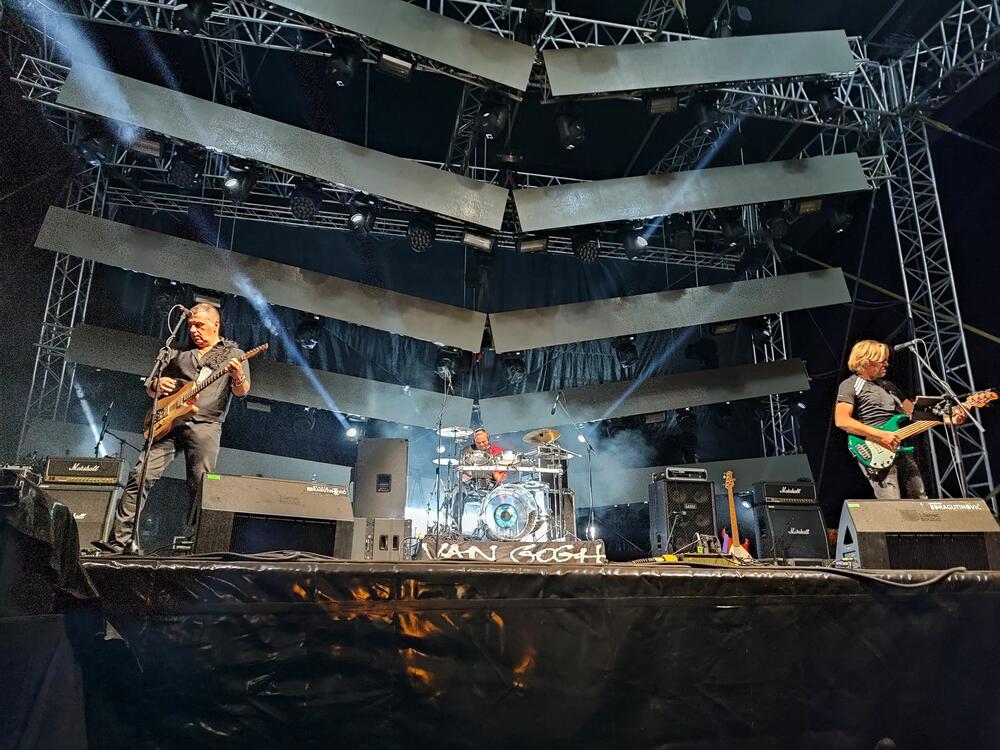 <p>Drugo veče festivala otvorio je EKV tribjut bend "Deca iz vode", a nastupili su i Atheist rap, Negativ...</p>