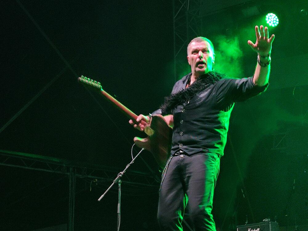 <p>Drugo veče festivala otvorio je EKV tribjut bend "Deca iz vode", a nastupili su i Atheist rap, Negativ...</p>