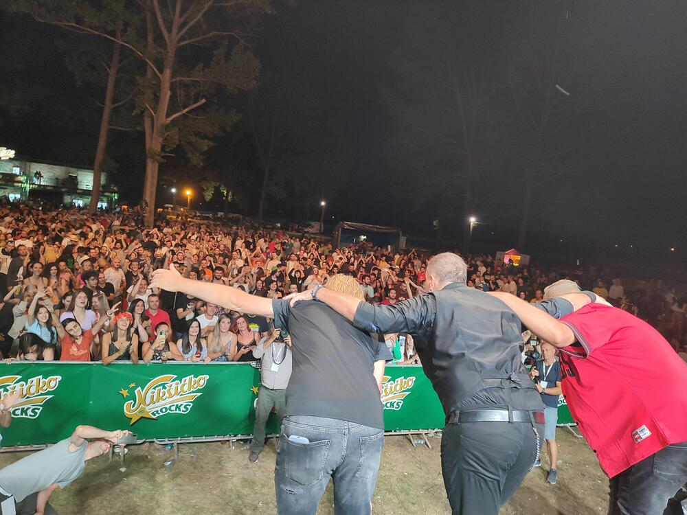 <p>Drugo veče festivala otvorio je EKV tribjut bend "Deca iz vode", a nastupili su i Atheist rap, Negativ...</p>