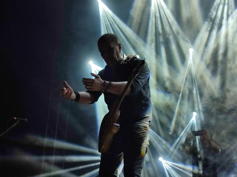 <p>Drugo veče festivala otvorio je EKV tribjut bend "Deca iz vode", a nastupili su i Atheist rap, Negativ...</p>