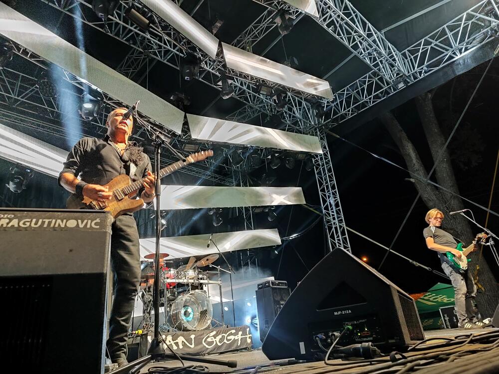 <p>Drugo veče festivala otvorio je EKV tribjut bend "Deca iz vode", a nastupili su i Atheist rap, Negativ...</p>