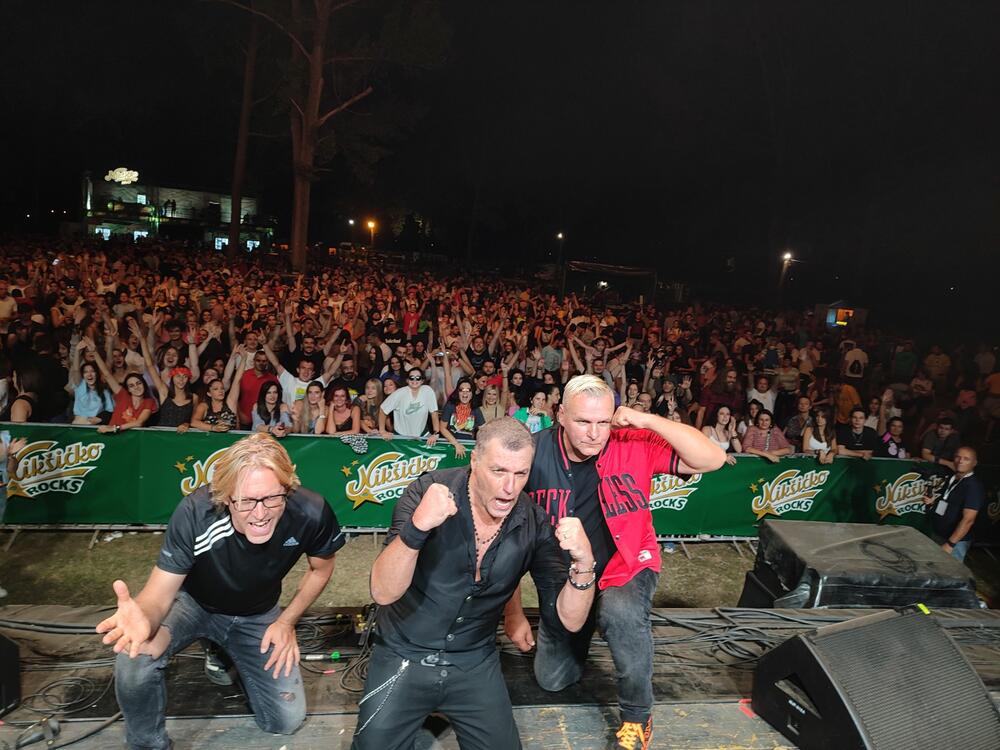 <p>Drugo veče festivala otvorio je EKV tribjut bend "Deca iz vode", a nastupili su i Atheist rap, Negativ...</p>