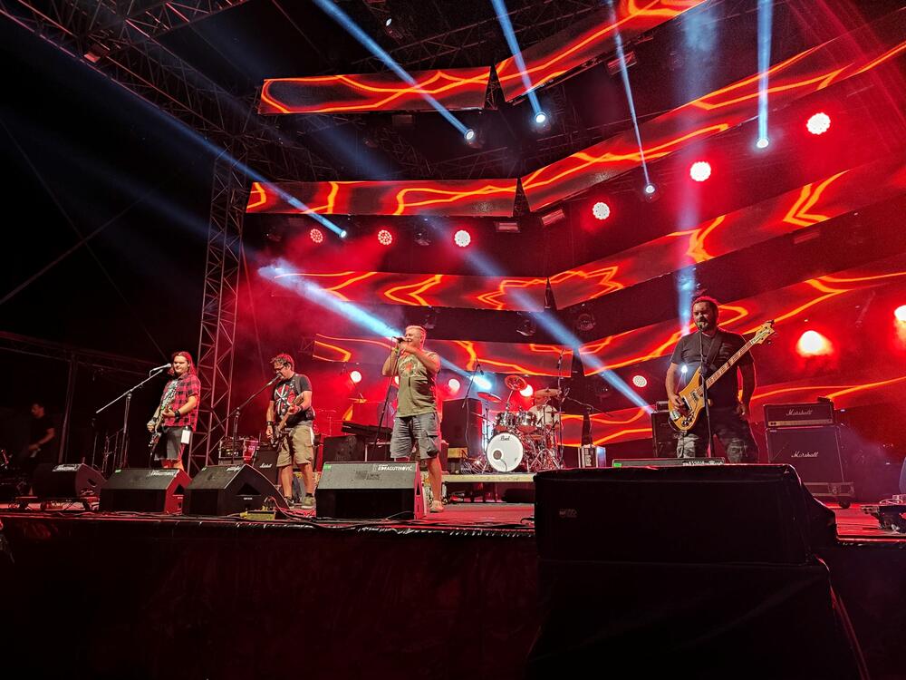 <p>Drugo veče festivala otvorio je EKV tribjut bend "Deca iz vode", a nastupili su i Atheist rap, Negativ...</p>