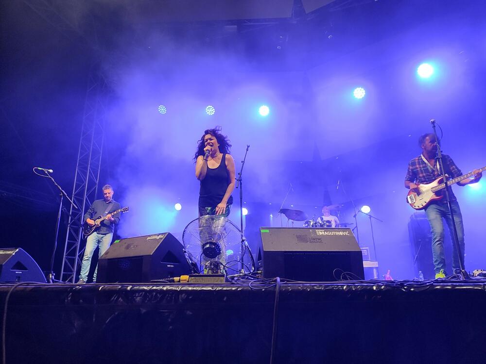 <p>Drugo veče festivala otvorio je EKV tribjut bend "Deca iz vode", a nastupili su i Atheist rap, Negativ...</p>