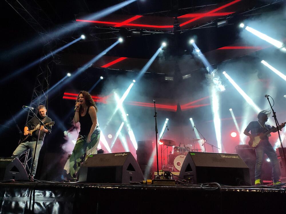 <p>Drugo veče festivala otvorio je EKV tribjut bend "Deca iz vode", a nastupili su i Atheist rap, Negativ...</p>