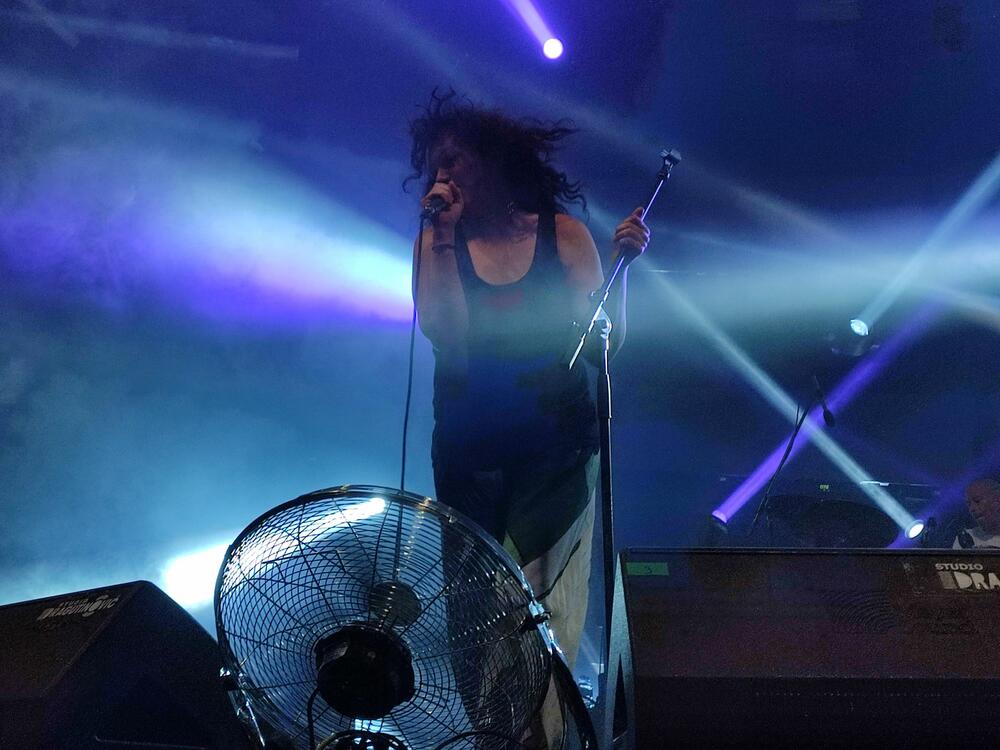 <p>Drugo veče festivala otvorio je EKV tribjut bend "Deca iz vode", a nastupili su i Atheist rap, Negativ...</p>