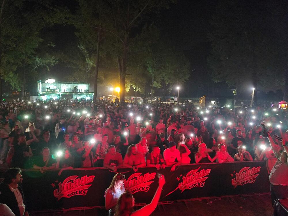 <p>Drugo veče festivala otvorio je EKV tribjut bend "Deca iz vode", a nastupili su i Atheist rap, Negativ...</p>