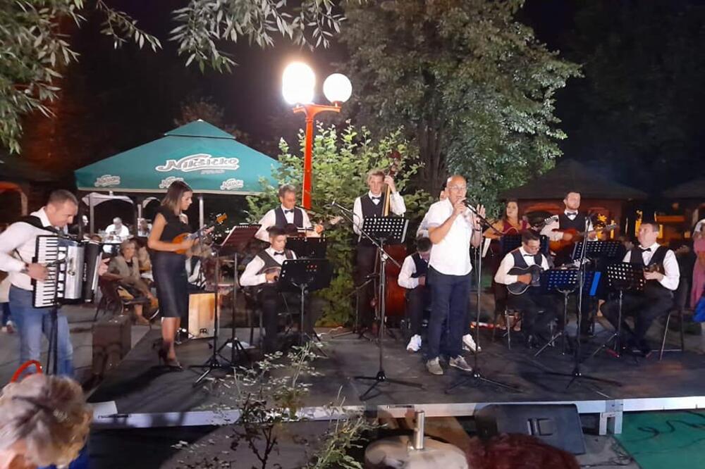 Gradski tamburaški orkestar - nastup u Milet bašti, Foto: Goran Malidžan