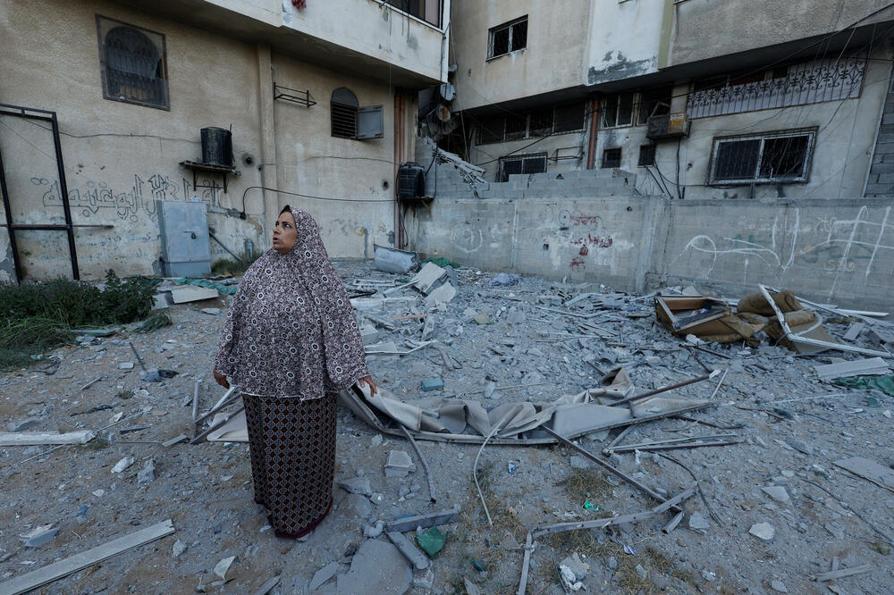 Žena stoji kraj oštećene zgrade nakon napada u Gazi, Foto: REUTERS