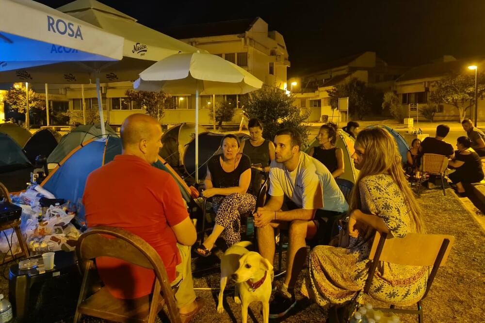 Spajić sa prosvjetarima u Budvi, Foto: twitter.com/MickeySpajic