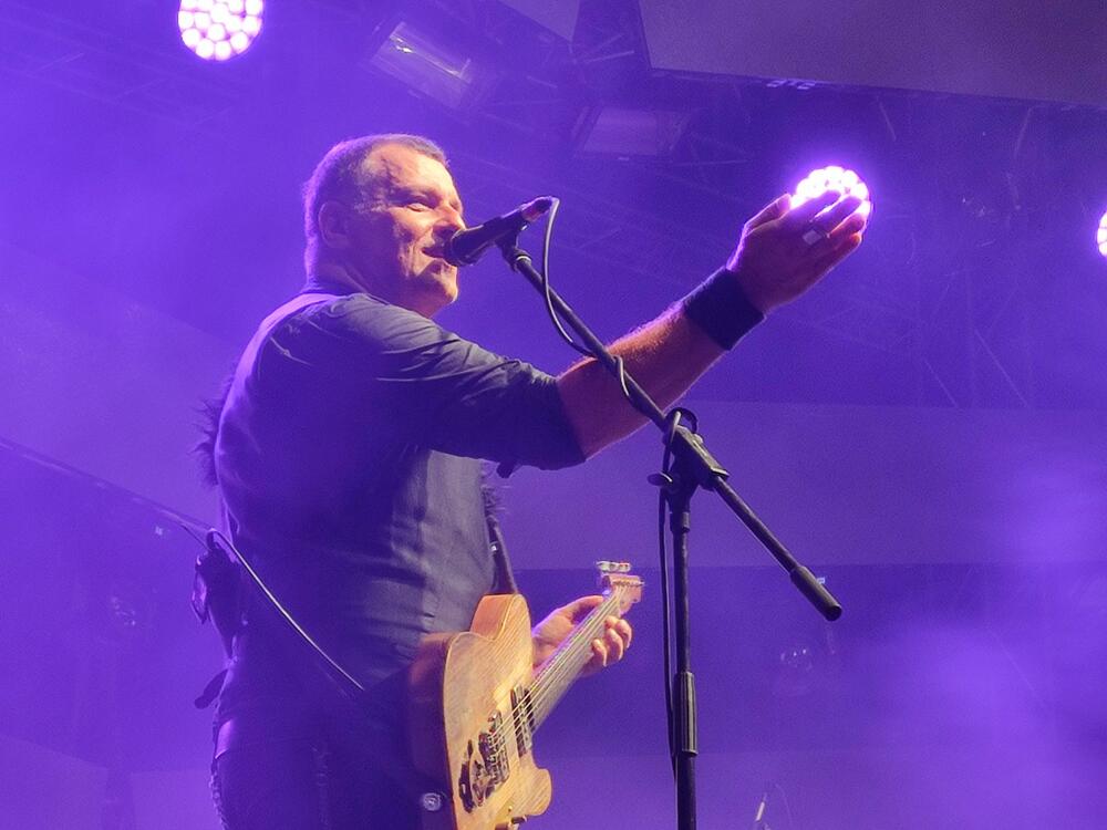 <p>Drugo veče festivala otvorio je EKV tribjut bend "Deca iz vode", a nastupili su i Atheist rap, Negativ...</p>