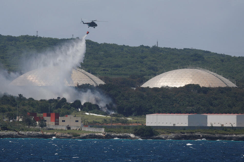 <p>Vatrogasci i dalje pokušavaju da uguše požar koji je izbio tokom oluje sa grmljavinom</p>