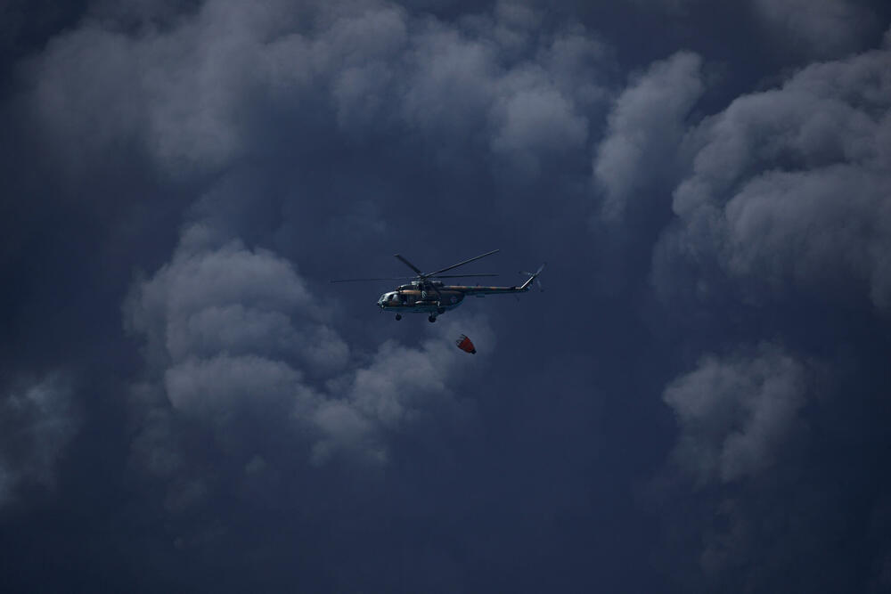 <p>Vatrogasci i dalje pokušavaju da uguše požar koji je izbio tokom oluje sa grmljavinom</p>