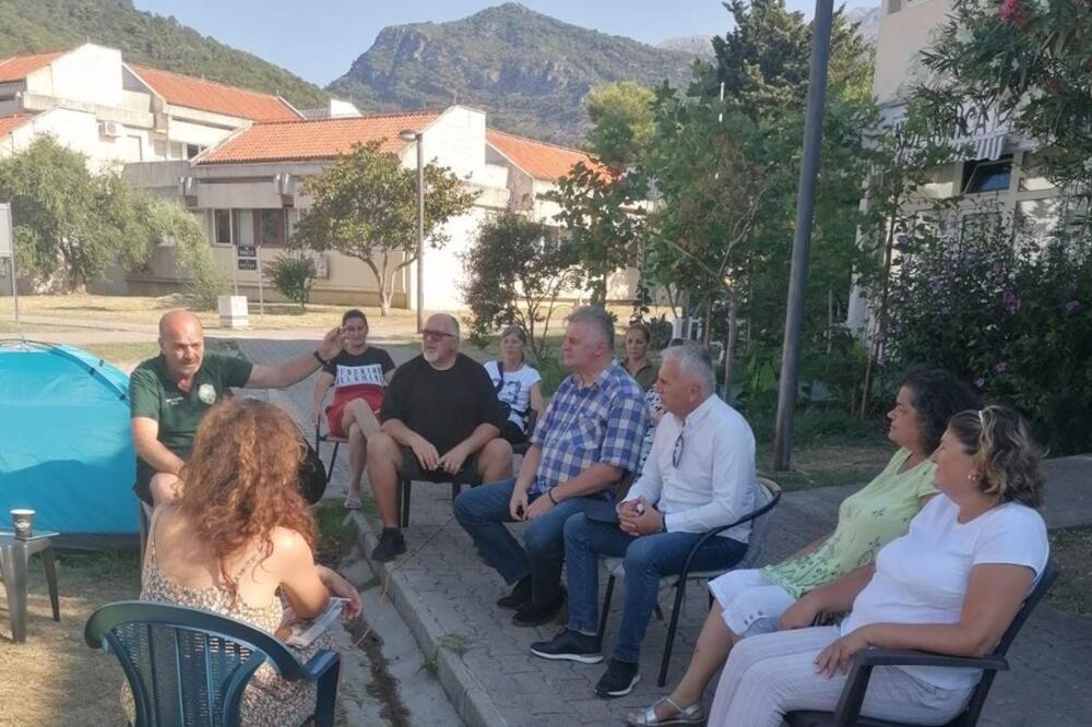 Đurović i Bojović sa prosvjetarima ispred zgrade opštine Budva, Foto: DF