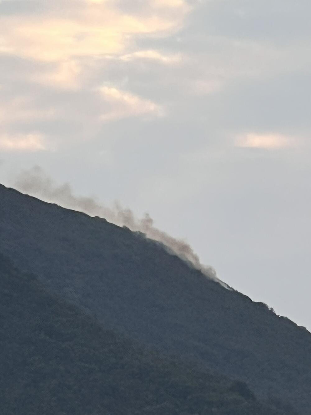 <p>Požari su izbili na nepristupačnim terenima, visoko u brdima</p>