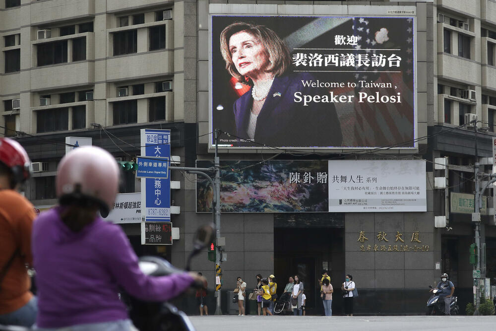 Plakat sa porukom dobrodošlice Nensi Pelosi u Tajpeju