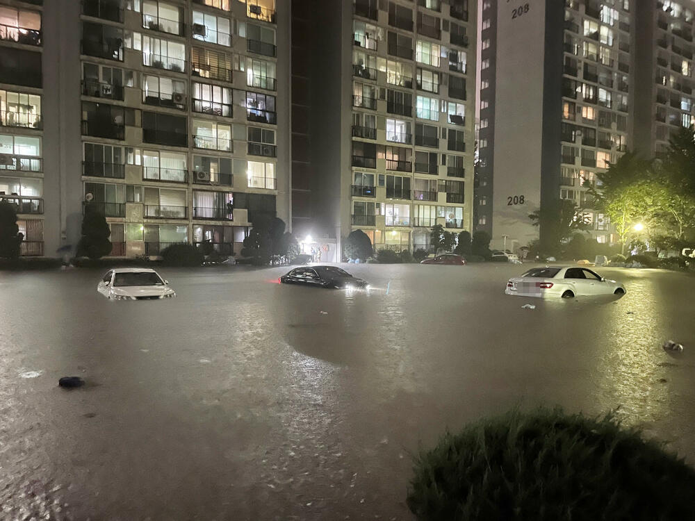 <p>U okrugu Gangnam, neke zgrade su poplavljene i bez struje, dok su automobili, autobusi i stanice metroa bili pod vodom, a ljudi zaglavljeni</p>