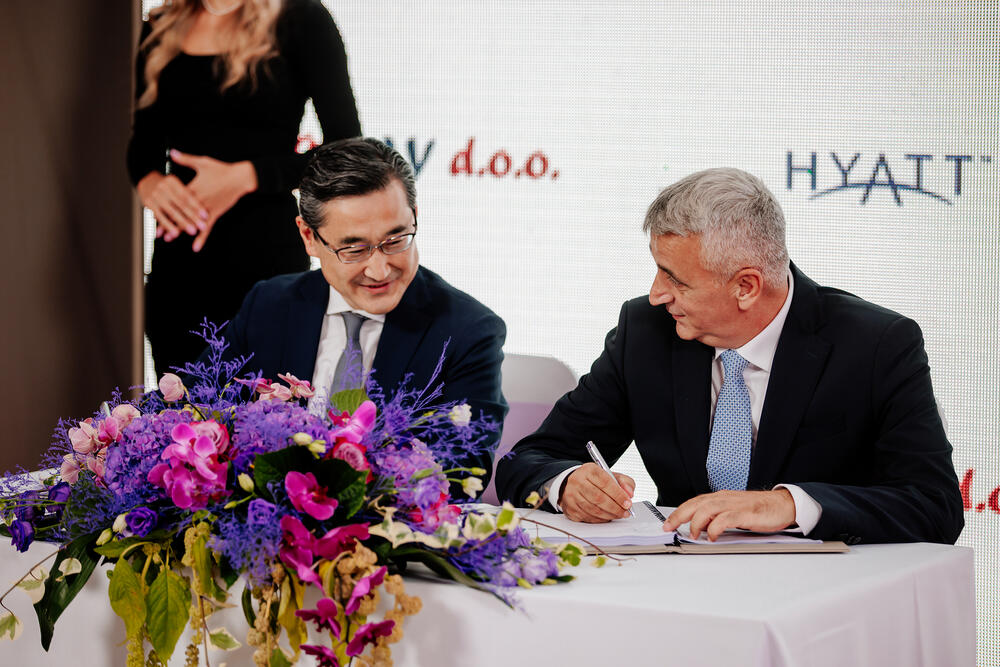 <p>Hyatt Regency Kotor Bay biće otvoren u junu 2023. godine. Imaće 250 soba i apartmana, Spa i wellness centar, health and wellbeing centar, hotelsku plažu, kompleks otvorenih bazena, kao i nekoliko restorana i barova</p>