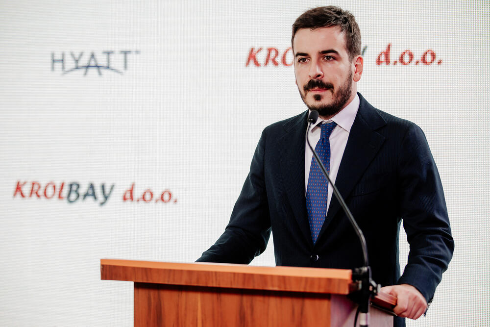 <p>Hyatt Regency Kotor Bay biće otvoren u junu 2023. godine. Imaće 250 soba i apartmana, Spa i wellness centar, health and wellbeing centar, hotelsku plažu, kompleks otvorenih bazena, kao i nekoliko restorana i barova</p>