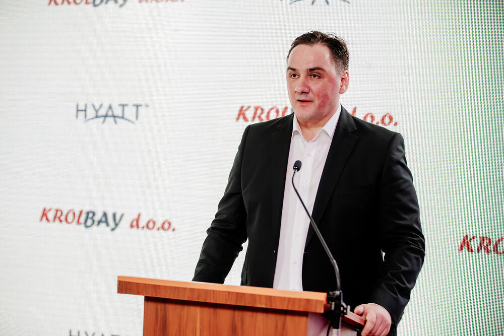 <p>Hyatt Regency Kotor Bay biće otvoren u junu 2023. godine. Imaće 250 soba i apartmana, Spa i wellness centar, health and wellbeing centar, hotelsku plažu, kompleks otvorenih bazena, kao i nekoliko restorana i barova</p>