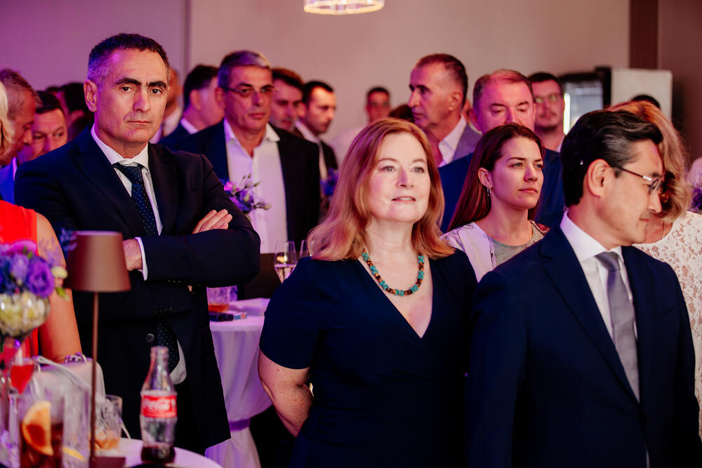 <p>Hyatt Regency Kotor Bay biće otvoren u junu 2023. godine. Imaće 250 soba i apartmana, Spa i wellness centar, health and wellbeing centar, hotelsku plažu, kompleks otvorenih bazena, kao i nekoliko restorana i barova</p>